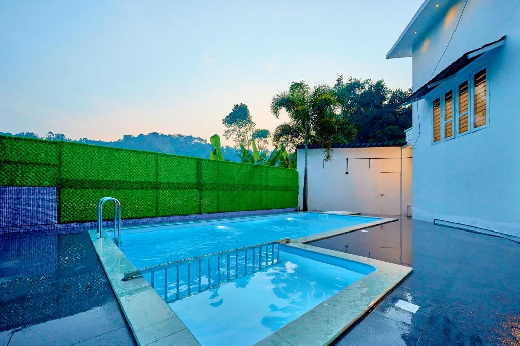 Bazén v ubytování Cool Nest 5 BR Pool Villa Munnar by VOYE HOMES nebo v jeho okolí