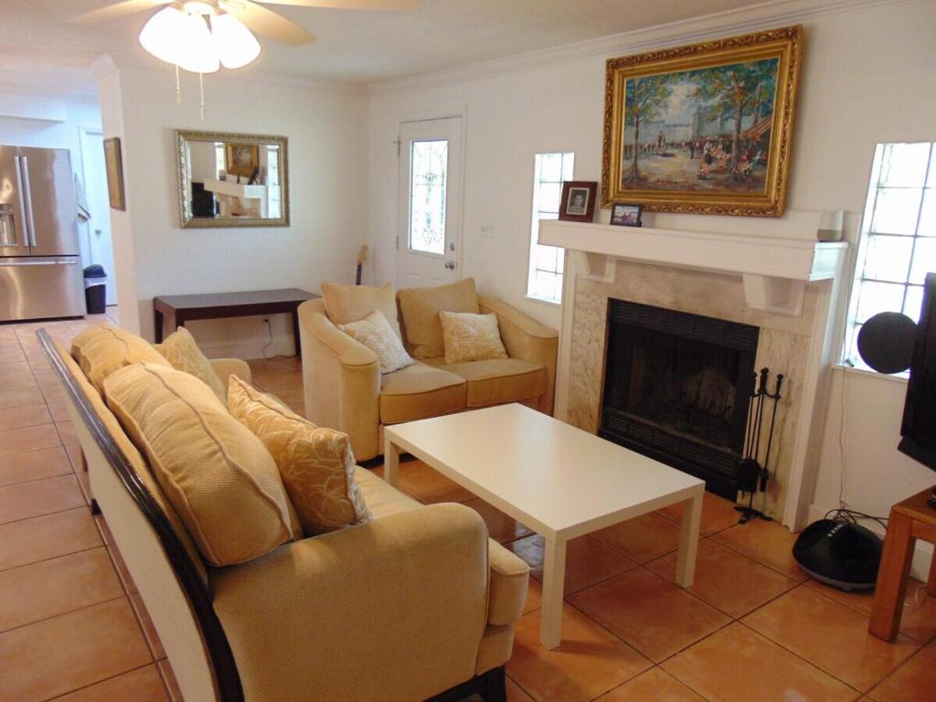 un soggiorno con divano e camino di Sarasota Springs a Sarasota