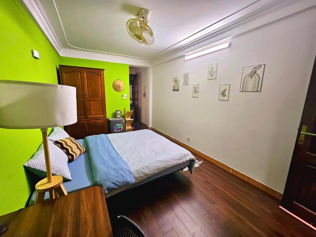 Postel nebo postele na pokoji v ubytování Rainbow HomeStay - No 8 Alley 18B Tong Dan