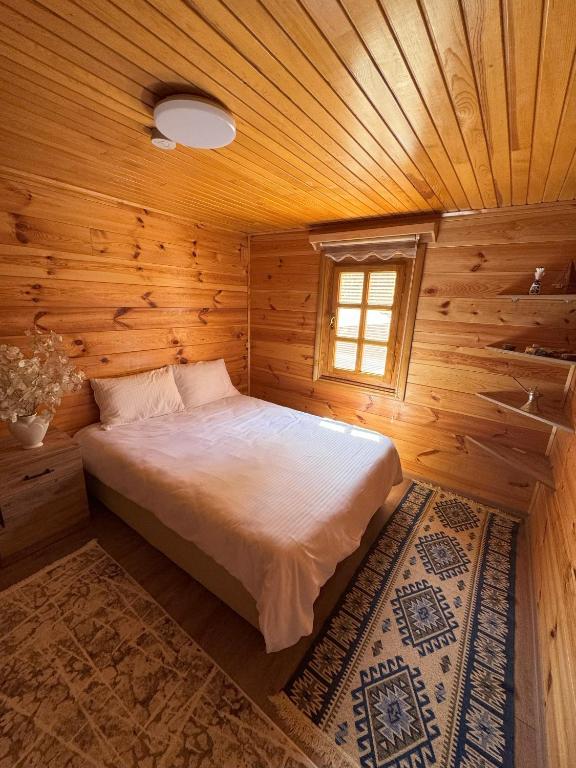 A bed or beds in a room at Selin Yaşam Evi