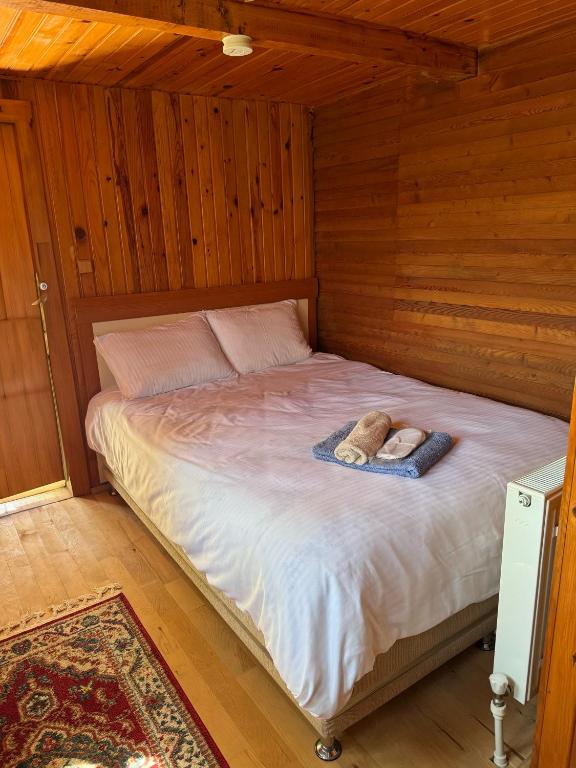 A bed or beds in a room at Selin Yaşam Evi