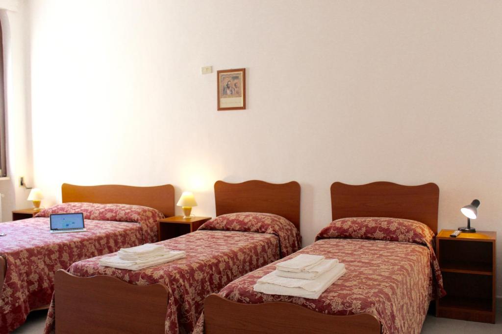 Postel nebo postele na pokoji v ubytování Albergo Del Santuario