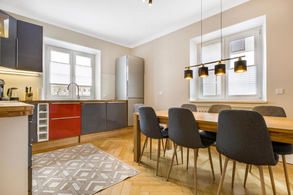 cruwzo I Spacious 3 BR with WiFi Kitchen Games - Three-Bedroom Apartment