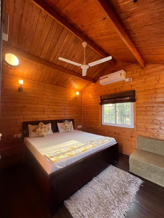 Postel nebo postele na pokoji v ubytování Tvam Retreat & Resorts