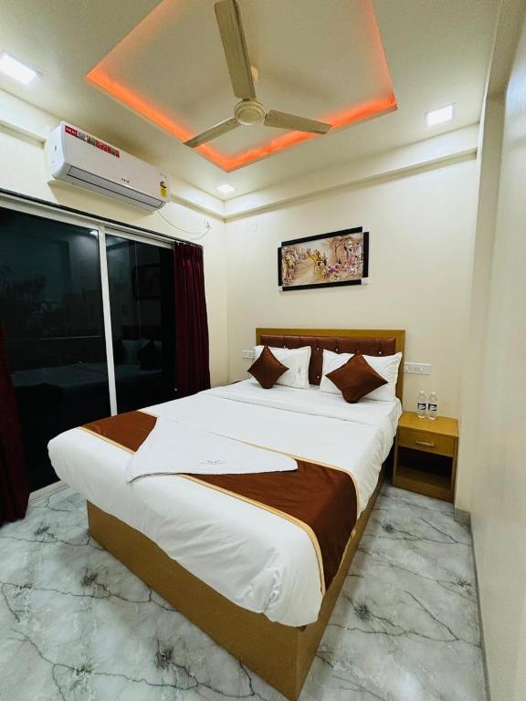 浦那Hotel Fun Suite- Baner Hill的一间卧室配有一张大床和吊扇