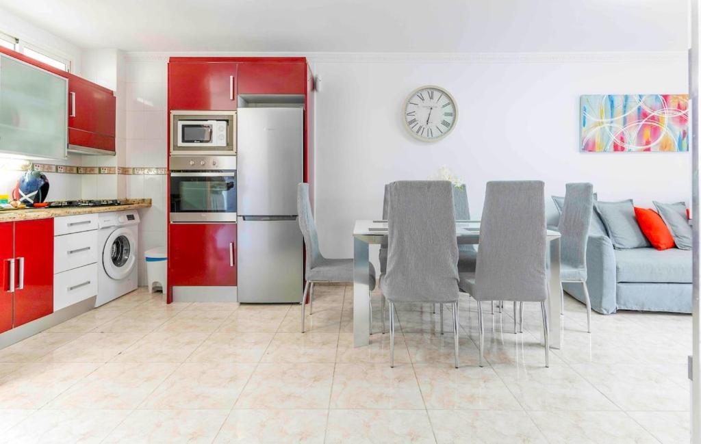 a kitchen and dining room with a table and chairs at Beproud Gc in Maspalomas