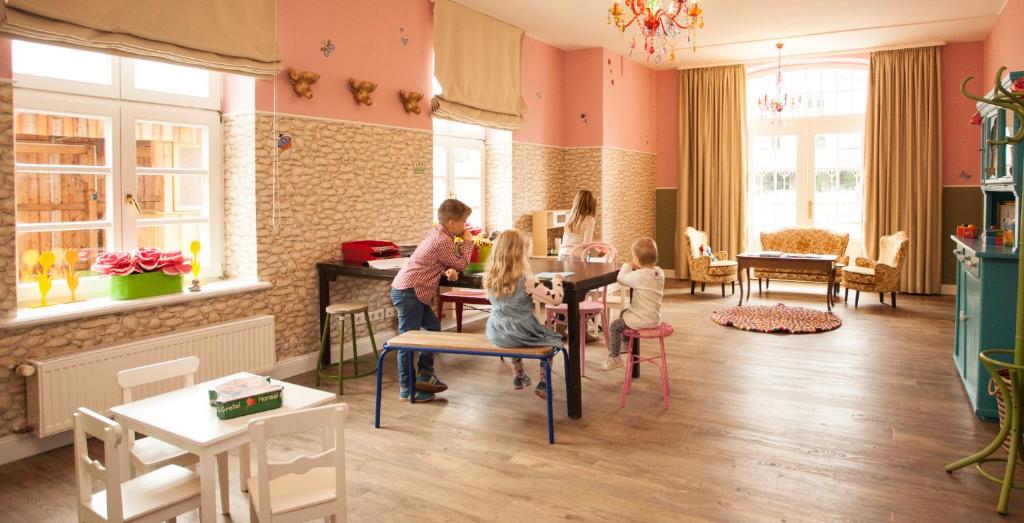 Ein Sitzbereich in der Unterkunft Schloss Basthorst