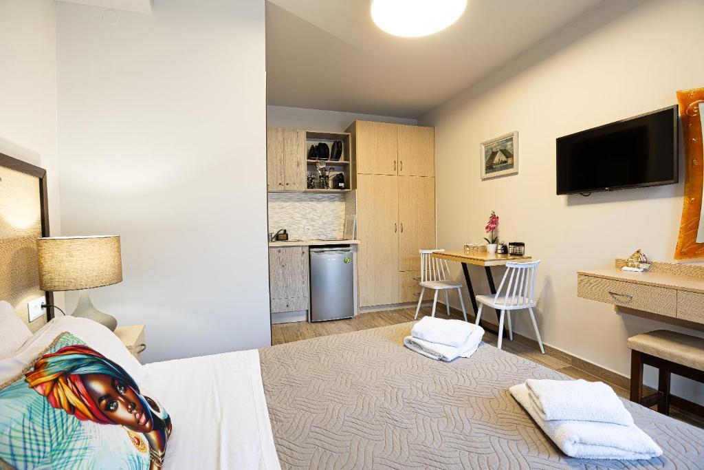 TV a/nebo společenská místnost v ubytování Akrogiali Apartments "by Checkin"
