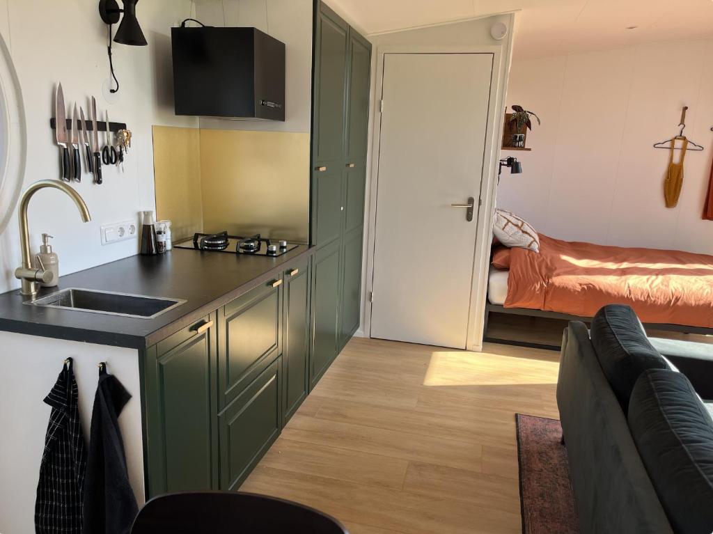 Kuchyň nebo kuchyňský kout v ubytování Tinyhouse - De Esdoorn Zes