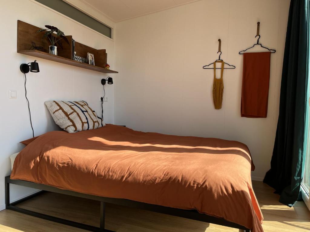 Postel nebo postele na pokoji v ubytování Tinyhouse - De Esdoorn Zes