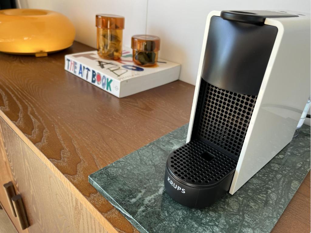 Příslušenství pro přípravu čaje a kávy v ubytování Tinyhouse - De Esdoorn Zes