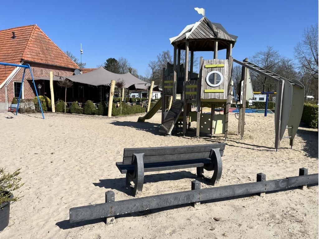 Herní místnost nebo prostor pro děti v ubytování Tinyhouse - De Esdoorn Zes