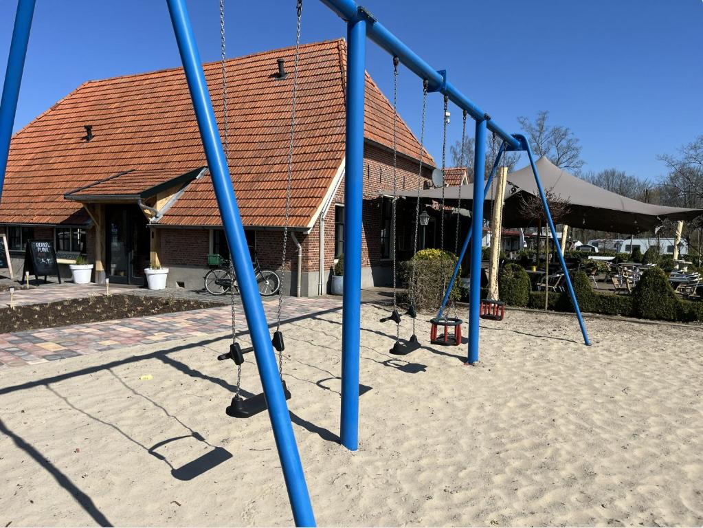 Herní místnost nebo prostor pro děti v ubytování Tinyhouse - De Esdoorn Zes