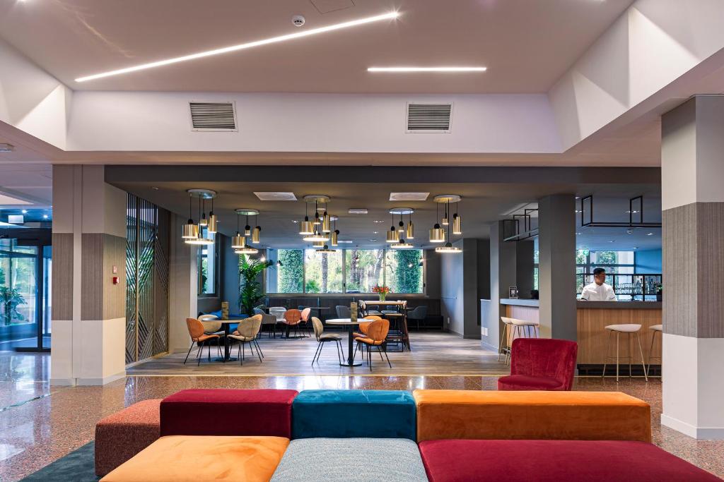 um átrio com mobiliário colorido e uma área de refeições em Quark Hotel Milano em Milão