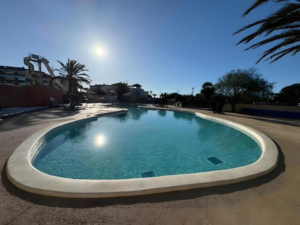Πισίνα στο ή κοντά στο Mobile Home Cosy vue sur l'étang