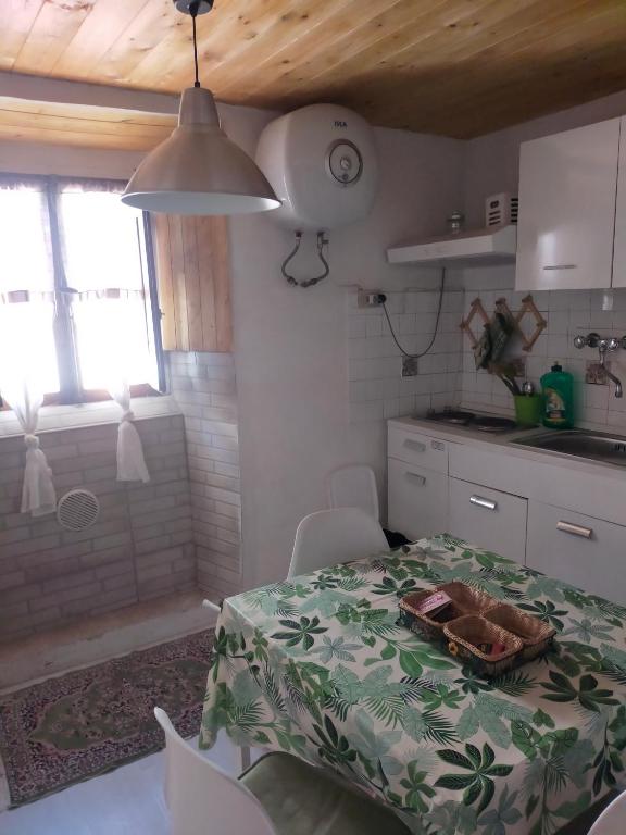 Kuchyň nebo kuchyňský kout v ubytování Monolocali Tra Rieti e Terminillo e lago del Salto