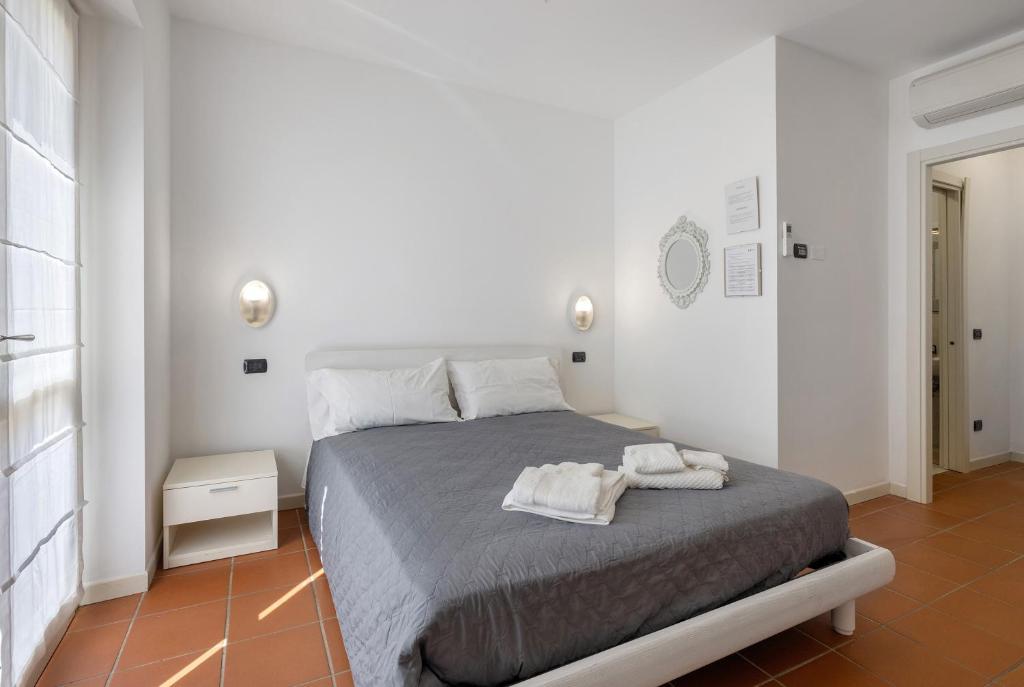 a bedroom with a bed with two towels on it at Golf Resort Il Feudo Apt 20 in Asti