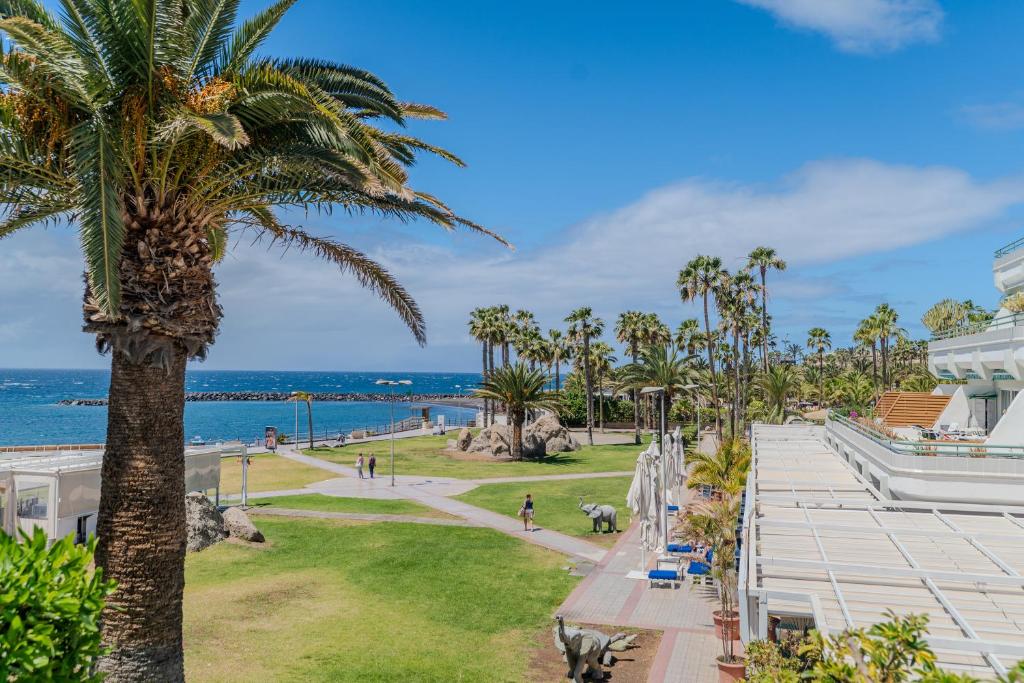 Apartamento con terraza en primera línea El Duque, Altamira