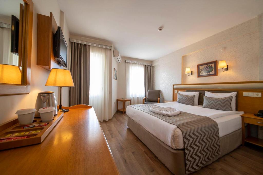 Postel nebo postele na pokoji v ubytování Çanak Hotel