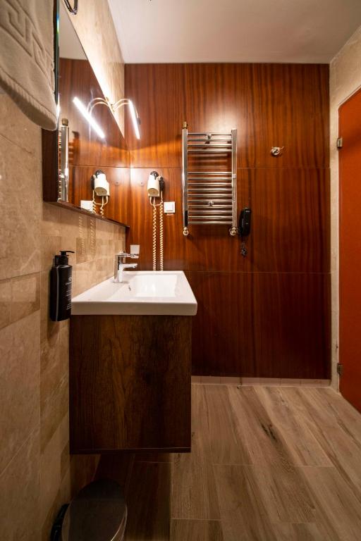 Kuchyň nebo kuchyňský kout v ubytování Çanak Hotel