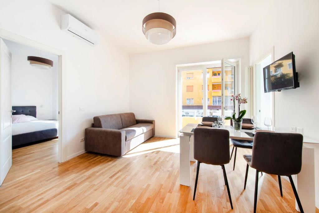 a living room with a table and a couch at Casanuova in Rome