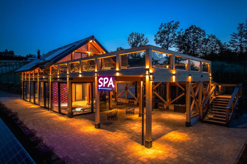 une maison avec un panneau « sa » devant dans l'établissement Jeżowa Woda Ośrodek Wypoczynkowy Palmiarnia i SPA, à Przyszowa