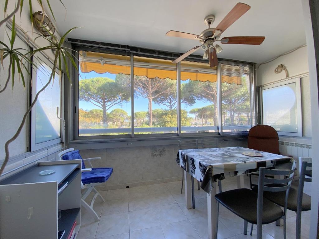 d'une salle à manger avec une table et un ventilateur de plafond. dans l'établissement Sol-y-Days Lagune 1, studio Port Camargue Sud accès direct aux plages, au Grau-du-Roi