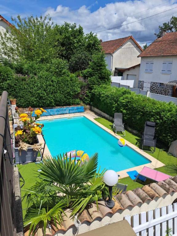 - une vue sur la piscine dans la cour dans l'établissement Maison, à Naucelles