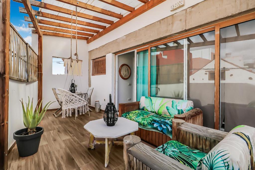 a living room with a couch and a table at Casa Bonita Peaceful Home in Ingenio