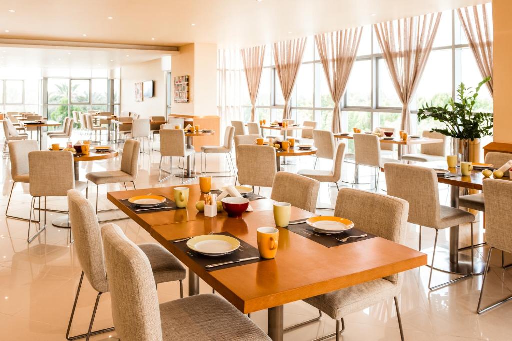 Ein Restaurant oder anderes Speiselokal in der Unterkunft Ibis Abu Dhabi Gate 