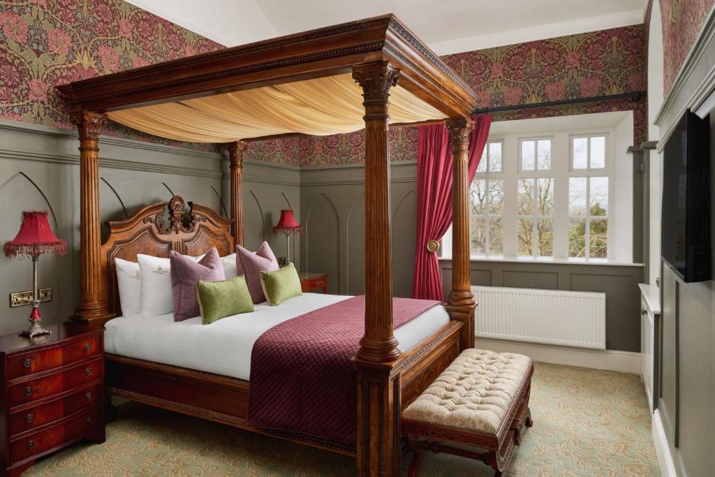 Postel nebo postele na pokoji v ubytování Cabra Castle Hotel
