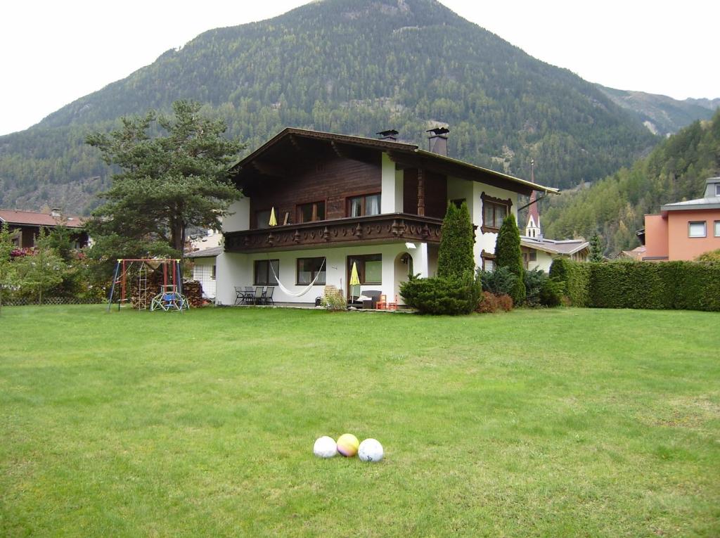 ein Haus mit drei Eiern auf dem Rasen in der Unterkunft Appartement Milli in Längenfeld