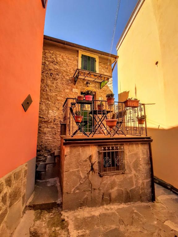 a building with a balcony on the side of it at Da Greta - Biassa in La Spezia