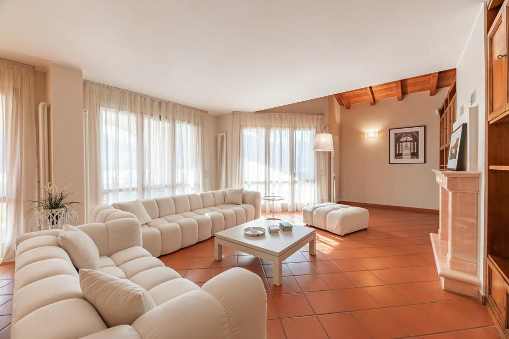 Posezení v ubytování Villa Principessa - Stunning Villa with Panoramic Lake Como Views