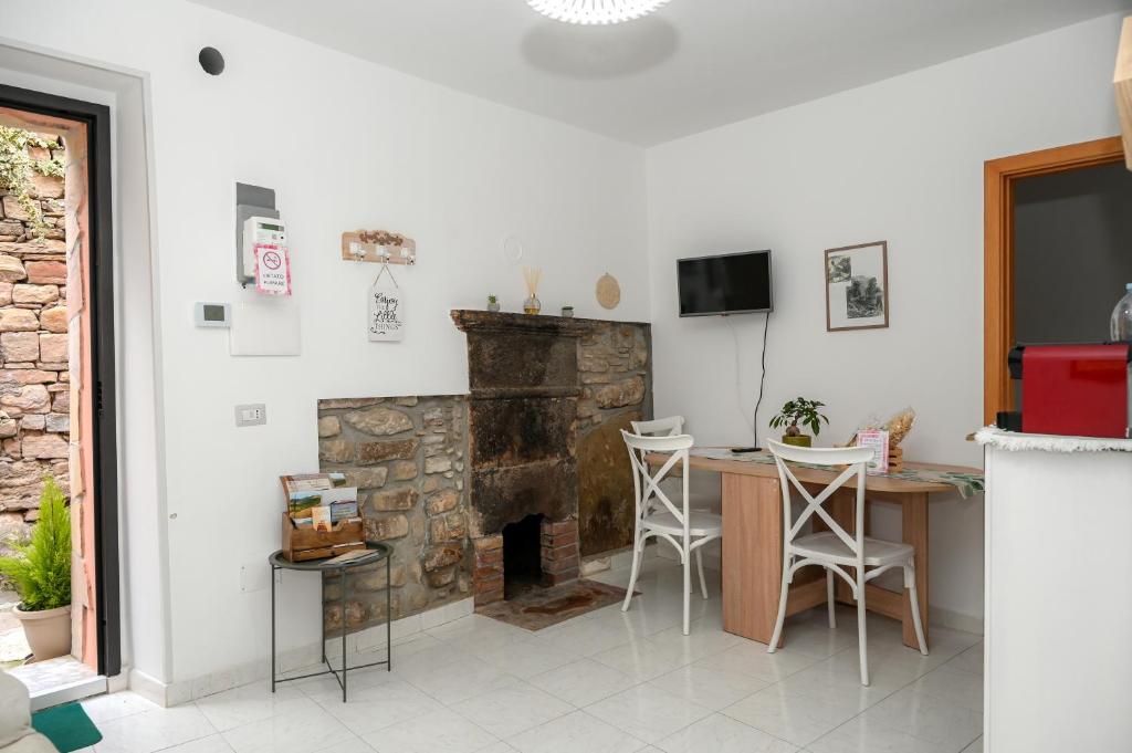 TV a/nebo společenská místnost v ubytování Karlin's house Anzi - albergo diffuso