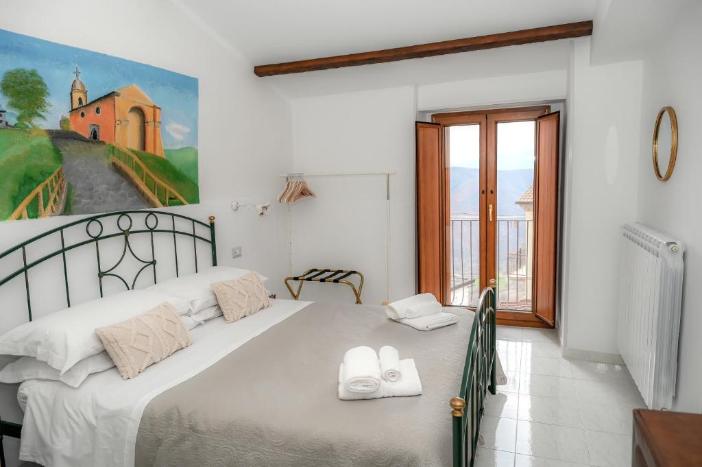 Postel nebo postele na pokoji v ubytování Karlin's house Anzi - albergo diffuso