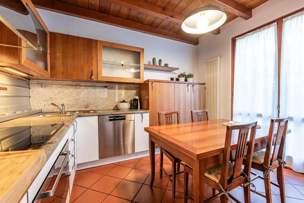 Kuchyň nebo kuchyňský kout v ubytování Villa Principessa - Stunning Villa with Panoramic Lake Como Views