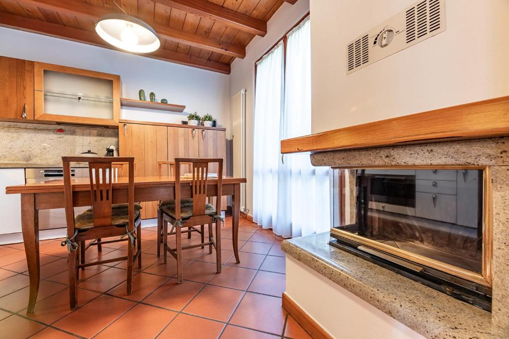 Kuchyň nebo kuchyňský kout v ubytování Villa Principessa - Stunning Villa with Panoramic Lake Como Views