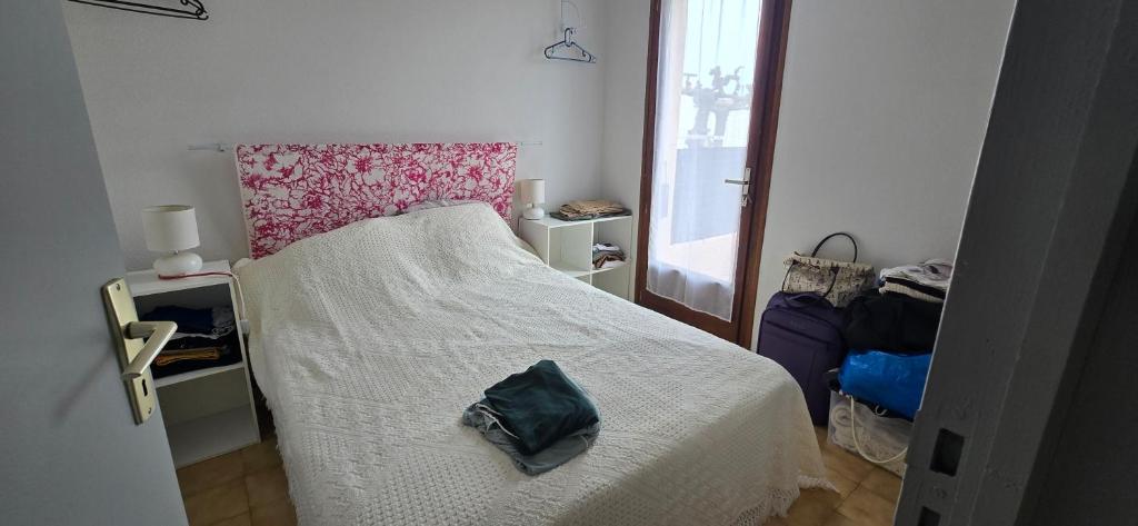 Ένα ή περισσότερα κρεβάτια σε δωμάτιο στο Cozy air-conditioned house in Sérignan