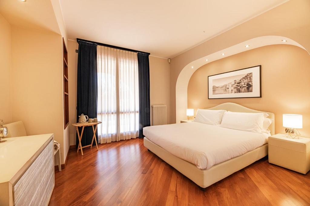 Postel nebo postele na pokoji v ubytování Villa Principessa - Stunning Villa with Panoramic Lake Como Views