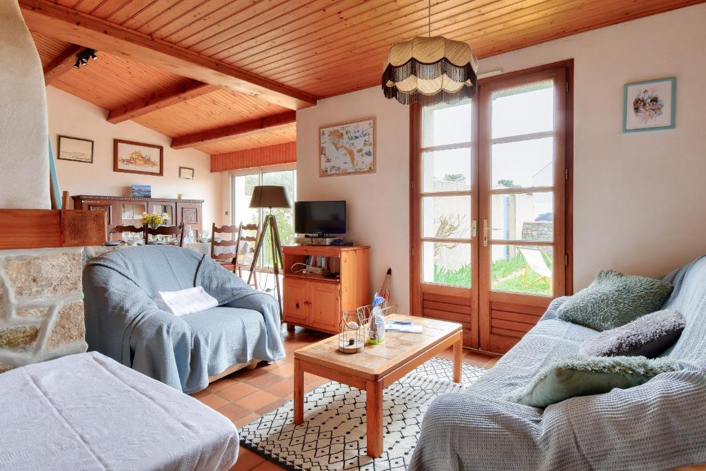 un salon avec deux canapés et une table dans l'établissement Maison avec jardin à 400m de la plage des Sableaux, à Noirmoutier-en-l'lle