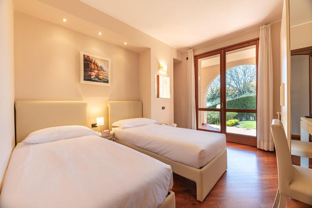 Postel nebo postele na pokoji v ubytování Villa Principessa - Stunning Villa with Panoramic Lake Como Views