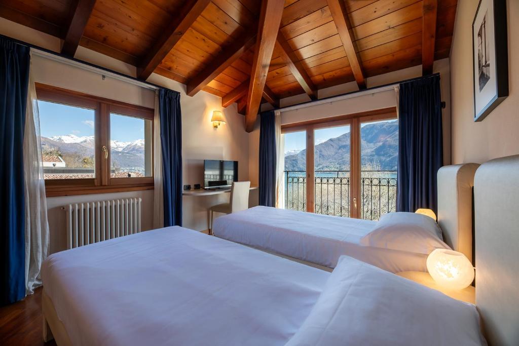 Postel nebo postele na pokoji v ubytování Villa Principessa - Stunning Villa with Panoramic Lake Como Views