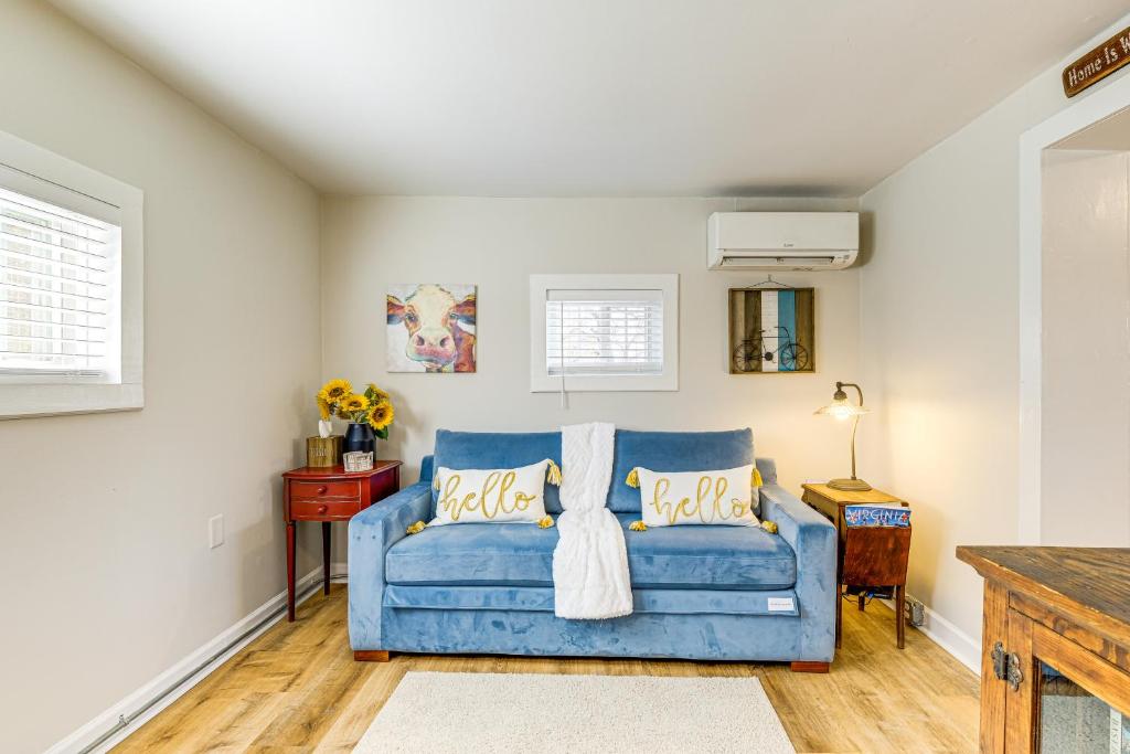 un canapé bleu dans un salon avec une table dans l'établissement 4 Mi to Shops and Dining Bright Lexington Studio!, à Lexington