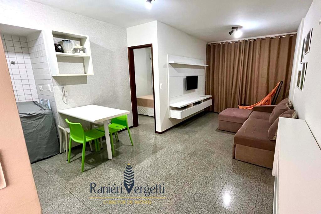 een kleine woonkamer met een tafel en een bank bij Apartamento Maceió Praia in Maceió