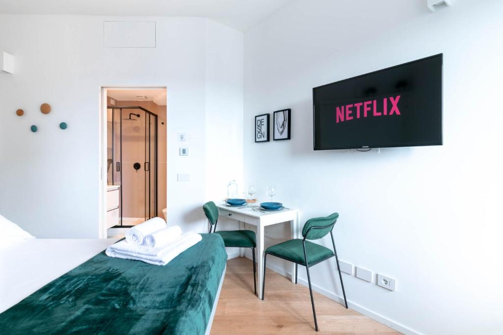 A television and/or entertainment centre at Design Suite 39 - Metropolitana M4 - Aeroporto Linate