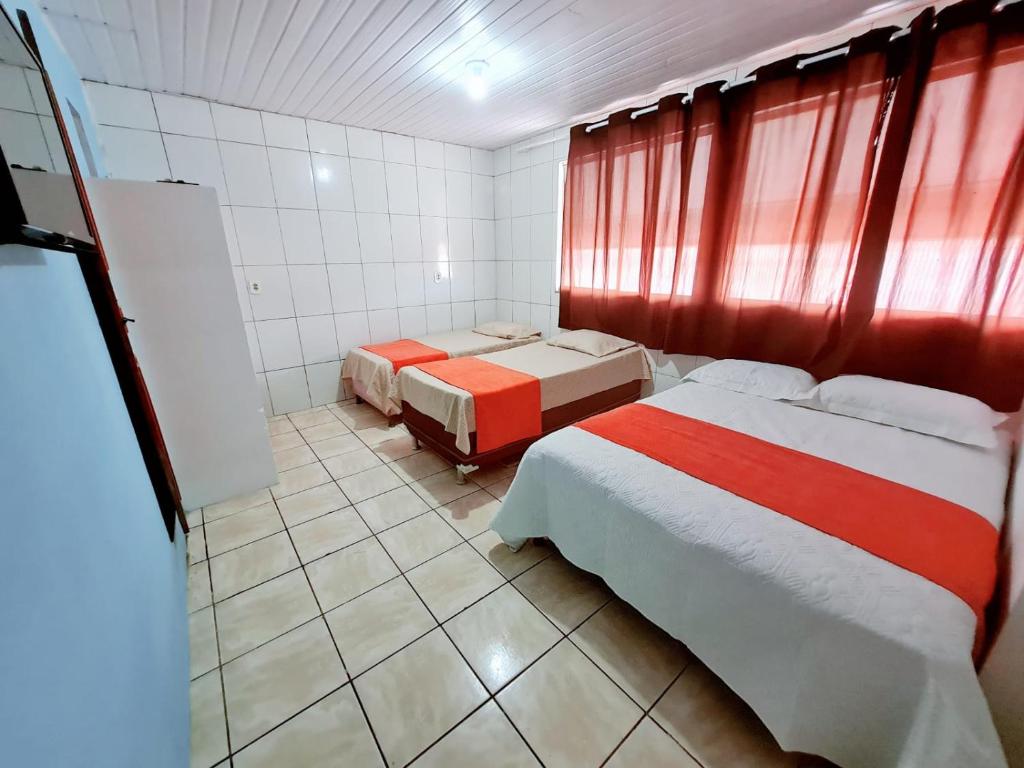 Una cama o camas en una habitación de São luís Hostel