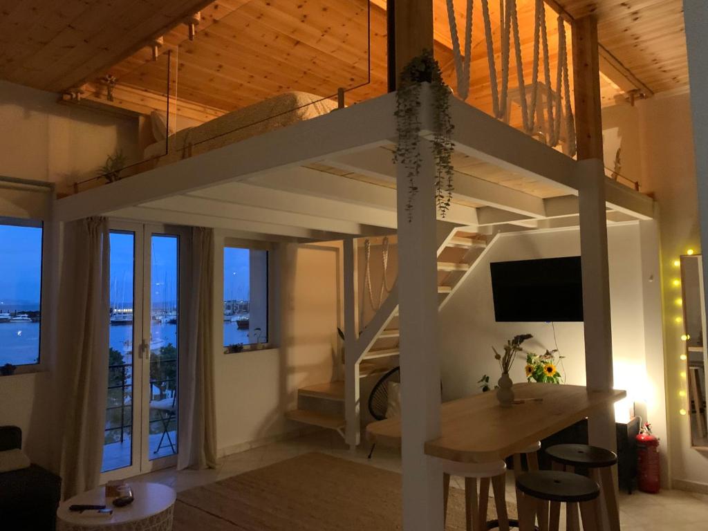 TV a/nebo společenská místnost v ubytování Zefi's Loft - Sea View in Piraeus