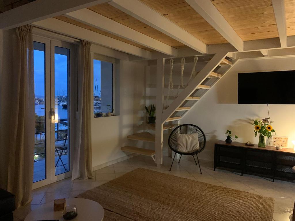 Postel nebo postele na pokoji v ubytování Zefi's Loft - Sea View in Piraeus