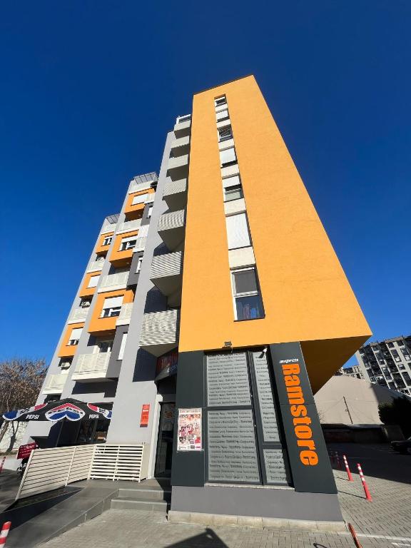 un edificio alto con un cartello davanti di Apartment a Skopje